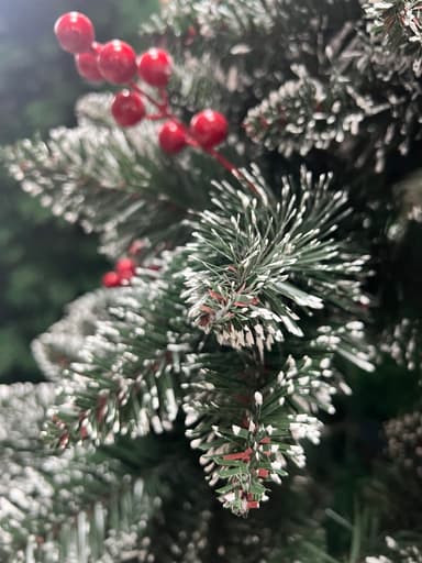 Елка пвх "Белорусская белоснежная" (шишки и красные ягоды) 180 см