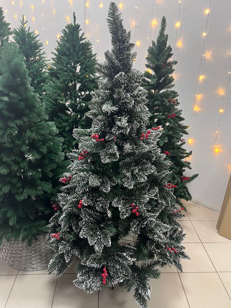 Елка пвх "Белорусская белоснежная" (шишки и красные ягоды) 150 см